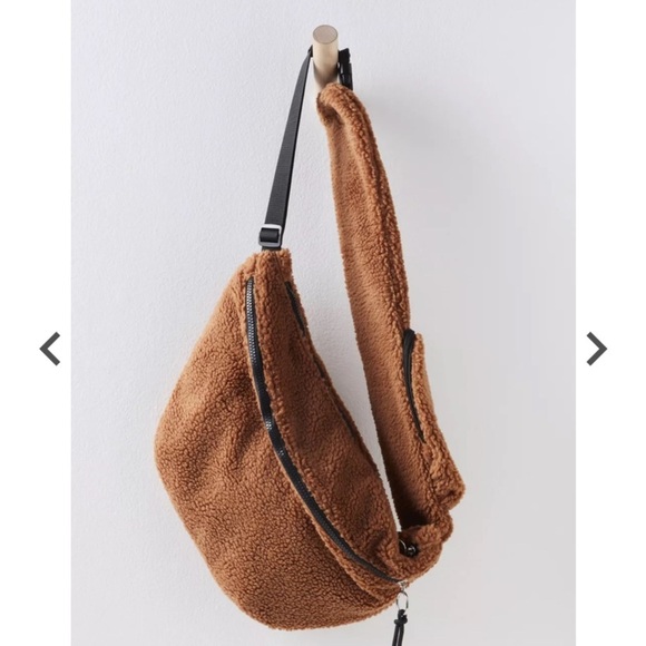 Free People - FP Movement Sherpa Overachiever Sling Bag NWOT - Picture 5 of 8